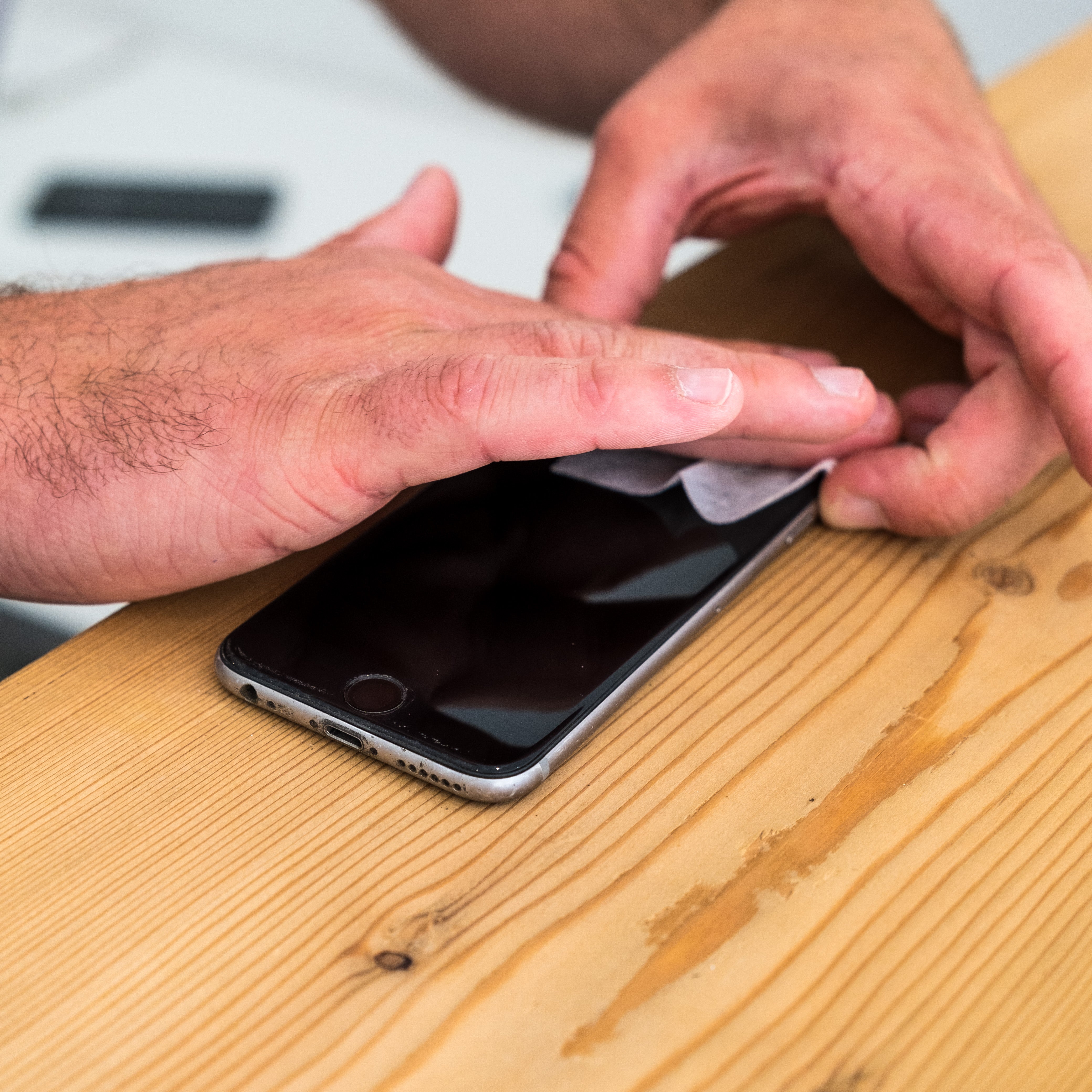 nettoyer écran d'un iphone reconditionné pour mettre un verre trempé
